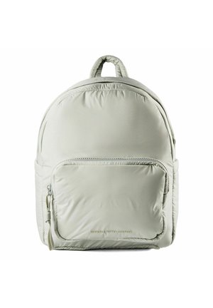 Lichtgrijze gewatteerde rugzak met een voorvak met ritssluiting en een bovenste handvat, rechtopstaand tegen een witte achtergrond.