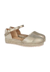 Zapatos de espadrilles dorados con punta redondeada, correa en el tobillo y tejido texturizado. Presentan una suela de yute trenzado y un forro interior suave.
