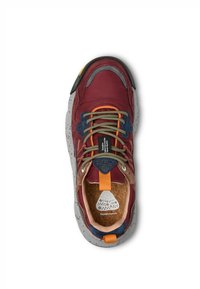 Sneaker in tessuto rosso con accenti grigi, lacci multicolore e suola maculata. Presenta una soletta in sughero e un tallone prominente per facilitare l'indossamento.