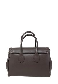 Hnědá kožená kabelka s dvojitými uchy, strukturovaným tvarem, texturovaným povrchem a klopovým uzávěrem. Žádné viditelné kovové prvky ani zdobení.