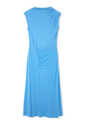 Vestido azul sin mangas hecho de una tela suave, con un detalle fruncido en el costado y una silueta fluida que cae por debajo de la rodilla.