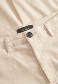 Gabba beige katoenen broek met gestructureerde stof, knoopsluiting en zwart merkembleem. Heeft contrasterende stiksels en een slanke pasvorm.