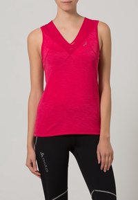 Dopasowany różowy top na ramiączkach z dekoltem w serek, teksturowana tkanina i bez rękawów, w połączeniu z czarnymi legginsami sportowymi z odblaskowymi akcentami.