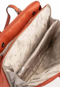Borsa in pelle arancione con zip superiore, caratterizzata da una texture liscia, multiple tasche e un interno foderato beige con loghi stampati.