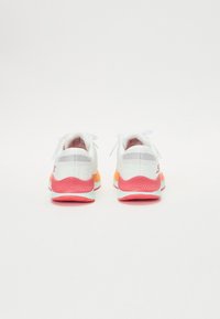 Witte sportschoenen met een roze en oranje verloopzool, netaccenten en logo-detail op de hiel. De veters zijn wit.