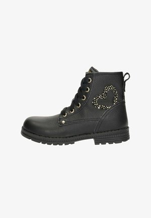Zwarte leren enkellaars met vetersluiting aan de voorkant, gouden oogjes, gestructureerd oppervlak en een decoratief hartontwerp van studs aan de buitenkant.