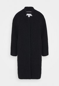 Cappotto nero in tessuto testurizzato, con una silhouette dritta, maniche lunghe e colletto alla cinese. Apertura frontale senza chiusure visibili.