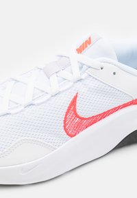 Nike Performance LEGEND ESSENTIAL 3 - Tenisice za trening - white/bright crimson/black/barely grape/metallic silver
