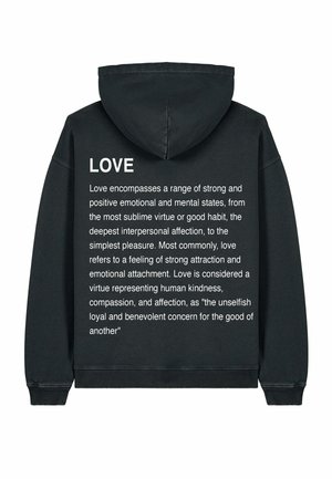 Zwarte hoodie met een groot wit tekstontwerp op de achterkant, die het concept van liefde beschrijft. Het materiaal lijkt zacht en heeft een losse fit.
