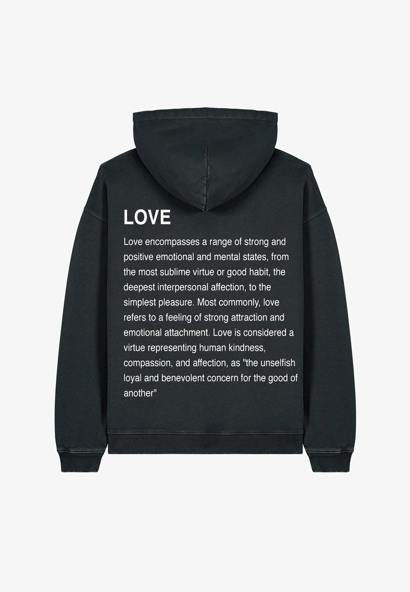 Zwarte hoodie met een groot wit tekstontwerp op de achterkant, die het concept van liefde beschrijft. Het materiaal lijkt zacht en heeft een losse fit.