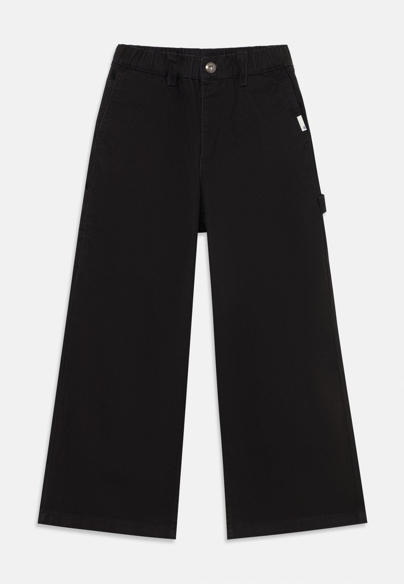 Pantalon noir à jambes larges avec taille élastique et bouton, passants de ceinture, poches latérales et petite étiquette blanche sur le côté droit.