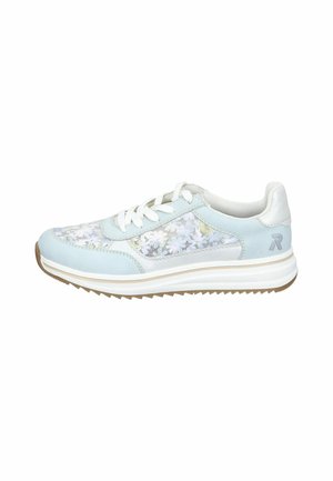Hellblauer und weißer Sneaker mit floralen Mesh-Einsätzen, weißen Schnürsenkeln, Gummisohle und einem grauen "R"-Logo an der Ferse.