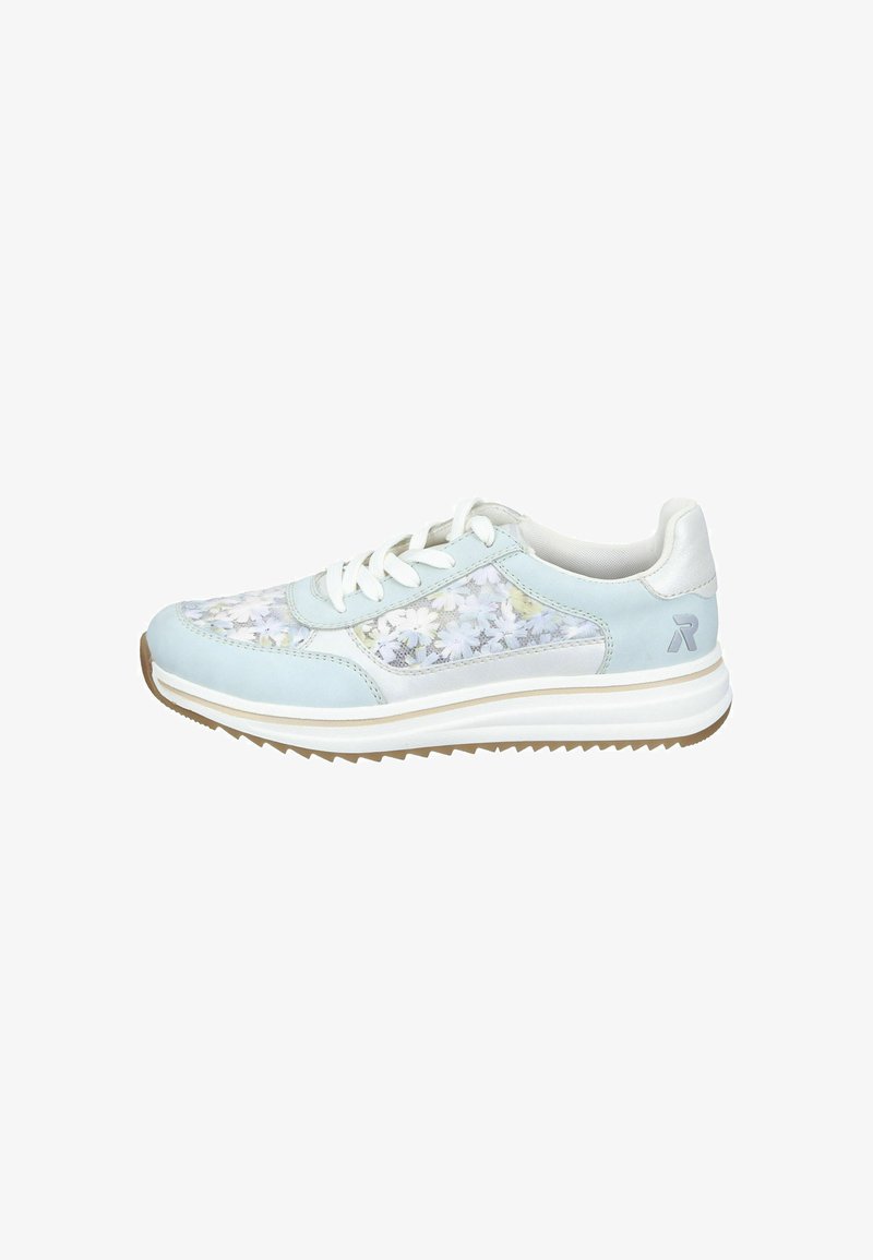 Baskets bleu clair et blanches avec des panneaux en mesh floral, des lacets blancs, une semelle en caoutchouc et un logo "R" gris sur le talon.