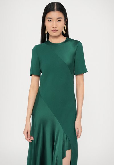 Zelené saténové šaty s krátkými rukávy, s diagonálním vzorem a bočním rozparkem. Hladká textura s plynulým splýváním.