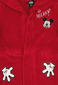 Rode, pluche ochtendjas met Mickey Mouse borduurwerk op de borst en witte handafdrukaccenten aan de zoom. Zachte textuur en comfortabele design.