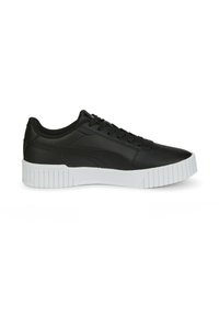 Zapatilla de cuero negra con suela plana de goma blanca, con punta redonda, cierre de cordones y acentos laterales texturizados.