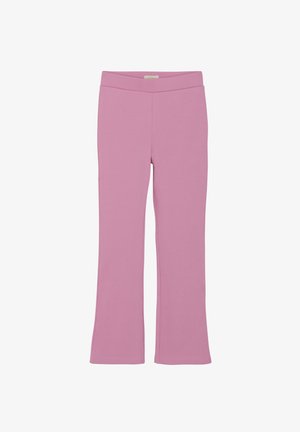 Różowe, prążkowane spodnie dzwony z gładkim elastycznym paskiem w talii. Materiał ma miękką teksturę, charakteryzuje się dopasowanym krojem i rozszerzanym dołem.
