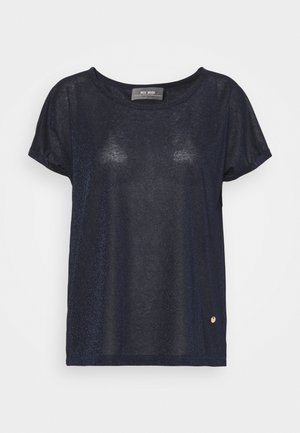 Kortærmet marineblå gennemsigtig t-shirt med rund hals og lille guldt logo detalje nær kanten.