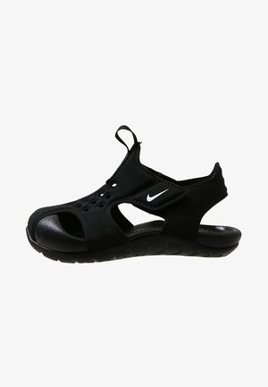 Chanclas Nike negras con material de goma, diseño abierto, estilo fácil de poner y recortes para ventilación. Suela blanda con patrón de relieve.