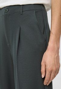 s.Oliver REGULAR MIT FALTE - Stoffhose - olivgrün
