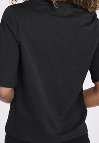 Schwarzes T-Shirt mit Rundhalsausschnitt und kurzen Ärmeln, hergestellt aus glattem Stoff, mit einem einfachen, schlichten Design.