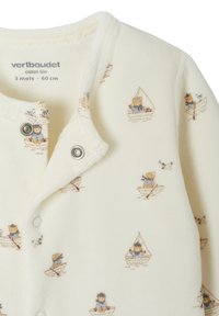 Cremfarbener Baby-Body mit Druckknöpfen, kleine Teddybären in Blau, die in Segelbooten sitzen, sind überall auf dem Stoff bedruckt.