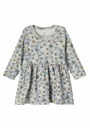 Robe bébé à manches longues avec taille froncée et motif floral doux en tons bleus, gris et beiges atténués.
