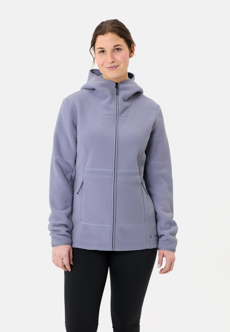 Helllila Fleecejacke mit Kapuze, durchgehendem Reißverschluss und zwei seitlichen Taschen. Verfügt über eine strukturierte Oberfläche und enganliegende Bündchen.