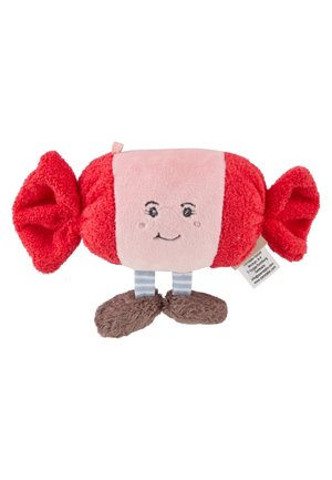 Weiches, rotes und pinkes plüschiges Spielzeug in Bonbonform mit einem lächelnden Gesicht, gestreiften Beinen und braunen Füßen auf weißem Hintergrund.