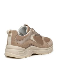Sneaker beige con una combinazione di materiali scamosciati e mesh, punta arrotondata, collo imbottito e suola in gomma testurizzata per una migliore aderenza.