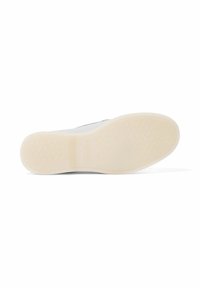 Sneaker bianco con una parte superiore liscia e testurizzata, e una suola in gomma beige chiaro con un motivo a diamante per una migliore aderenza.