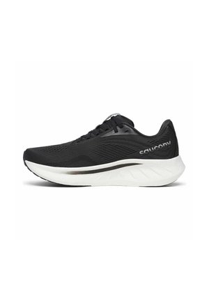Zapatilla de running Saucony negra con suela blanca gruesa, parte superior de malla y cierre de cordones, vista de lado sobre fondo blanco.