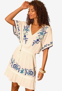 Love & Roses REGULAR FIT - EMBROIDRED SHIRRED WAIST  - Rochie de zi - white