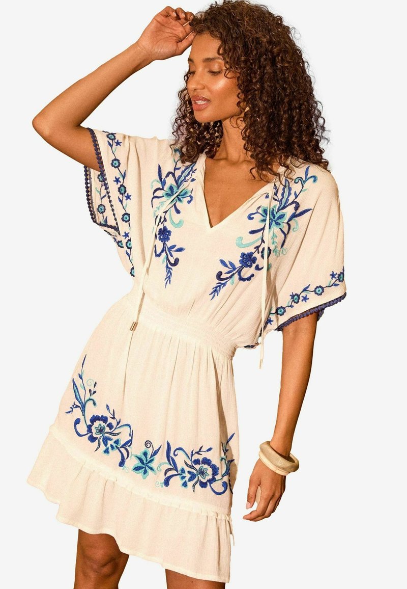 Love & Roses REGULAR FIT - EMBROIDRED SHIRRED WAIST  - Rochie de zi - white
