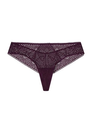 Bordowa koronkowa stringi z kwiatowymi i perforowanymi wzorami, z podszewką w centrum i delikatnym koronkowym wykończeniem na krawędziach.