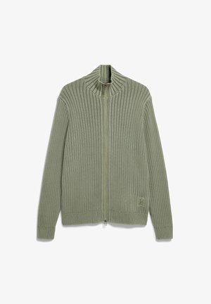 Lichtgroene geribbelde vest met rits, hoge kraag en ritssluiting aan de voorkant, met een gestructureerd breipatroon en een klein logo op de zoom.