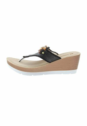 Sandale compensée marron avec bride noire texturée en forme de tongs et perles décoratives sur le dessus, avec une semelle blanche en caoutchouc.