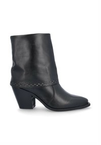 Botas de cuero negra hasta el tobillo con punta afilada, tacón medio y un puño adornado con tachuelas metálicas alrededor del borde superior. Textura suave.