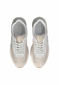 Beiget tennarit, joissa verkko- ja mokkanahkasisustukset, valkoiset nauhat, pehmustettu kaulus ja kuvioitu pohja. Merkintä näkyvissä sivussa.