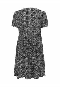 Schwarzes Kleid mit kurzen Ärmeln, das ein weißes Blattmuster zeigt, mit geraffter Taille und ausgestelltem Rock. Weicher Stoff mit leichter Textur.