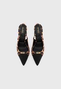 Musta kankainen leopardikuvioinen slingback-korkokenkä, jossa on teräväkärkinen muotoilu ja kultasävyinen yksityiskohta edessä.