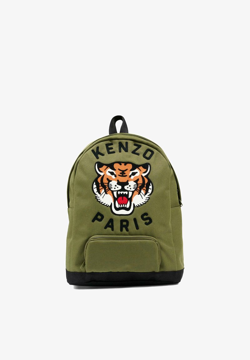 Sac à dos vert avec fond noir, poche avant et tigre rugissant brodé avec le texte "KENZO PARIS" au-dessus et en dessous.
