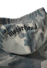 Felpa con cappuccio in grigio camo, caratterizzata da testo ricamato in nero "Motörhead" sul collo. Tessuto morbido con cuciture visibili e un distintivo motivo camouflage.