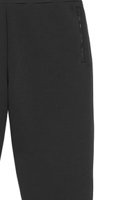 Zwarte sweatpants met een gladde textuur, slim fit, en een ritszak aan de rechterkant.
