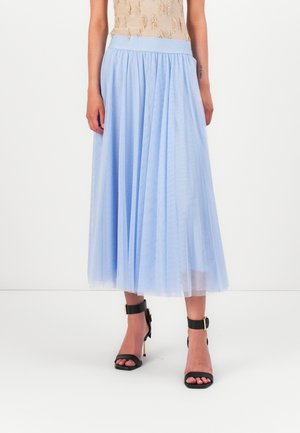 Light blue midi skirt made of tulle, featuring a pleated design and an elastic waistband. Worn with black high-heeled sandals.