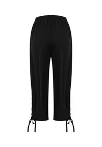 Pantalon court noir avec taille élastique, côtés froncés et liens ajustables à l’ourlet sur fond blanc.