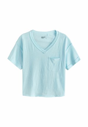 Hellblaues, kurzärmeliges, tailliertes T-Shirt mit V-Ausschnitt und kleinem Brusttaschen, hergestellt aus weichem, leichtem Stoff.