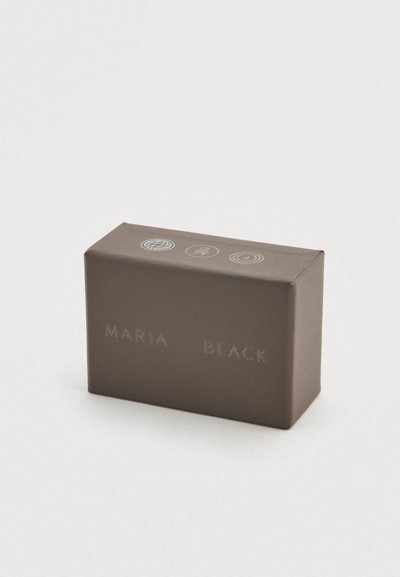 Boîte rectangulaire brun foncé à finition mate, gravée "MARIA BLACK", présentant trois icônes minimalistes sur la surface supérieure.