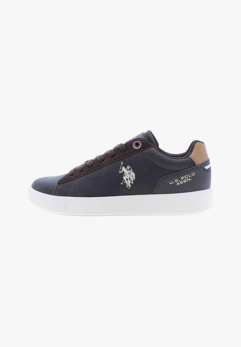 Tummanruskea lenkkari, jossa on sileä nahkainen yläosa, valkoinen kumipohja, koristeellinen ommel ja Yhdysvaltain Polo Assn. logo sivussa.