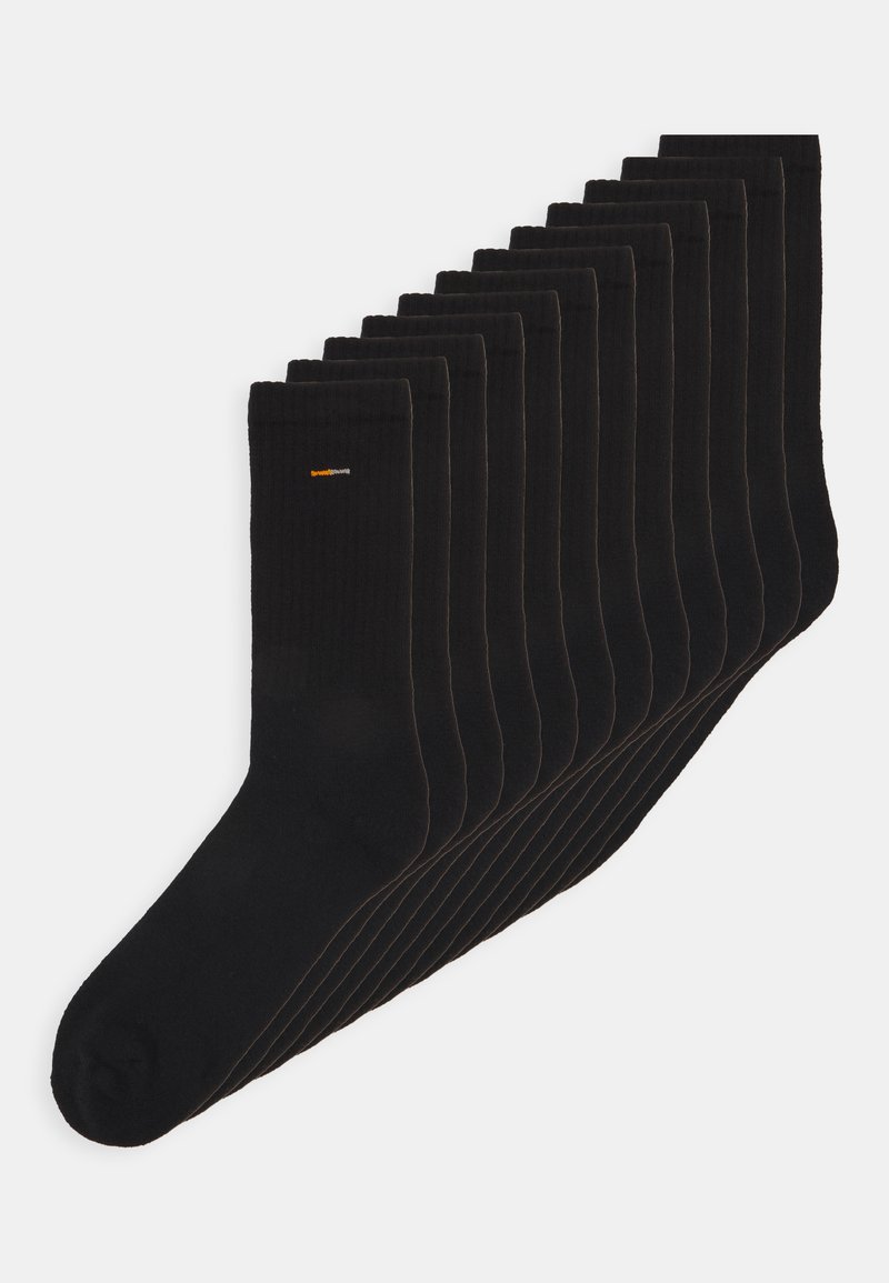 Črne rebraste nogavice zložene v kupu, z ojačanim prstom in majhnim logotipom v oranžni barvi. Material iz bombažne mešanice.